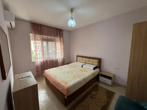 Tirane, jepet me qera apartament 1+1 Kati 3, 60 m² 450 € (Rr. Ali Demi (prane shkolles 1 Maji))
