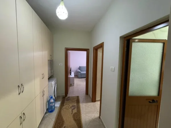 Tirane, jepet me qera apartament 1+1 Kati 3, 60 m² 450 € (Rr. Ali Demi (prane shkolles 1 Maji))
