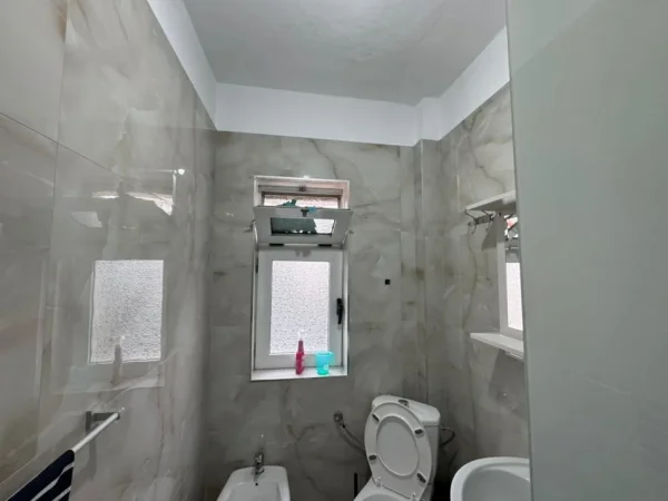 Tirane, jepet me qera apartament 1+1 Kati 3, 60 m² 450 € (Rr. Ali Demi (prane shkolles 1 Maji))