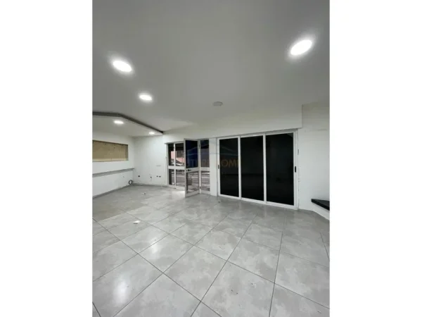 Tirane, jepet me qera ambjent biznesi Kati 0, 54 m² 600 € (rruga e durresit)