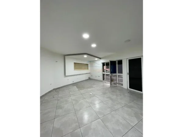 Tirane, jepet me qera ambjent biznesi Kati 0, 54 m² 600 € (rruga e durresit)