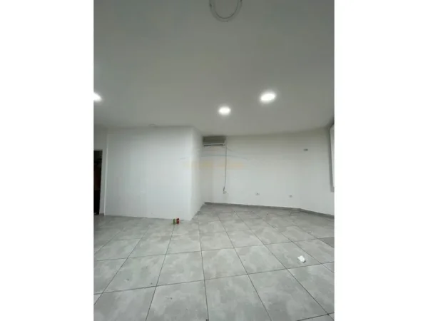 Tirane, jepet me qera ambjent biznesi Kati 0, 54 m² 600 € (rruga e durresit)