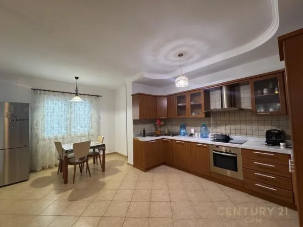 Tirane, jepet me qera apartament 2+1 Kati 4, 128 m² 800 € (Liqeni Artificial)
