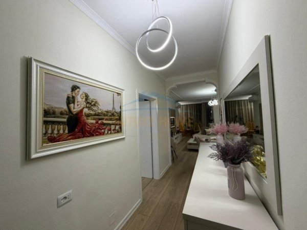 Tirane, jepet me qera apartament 3+1 Kati 3, 91 m² 1.200 € (Bulevardi Bajram Curri)