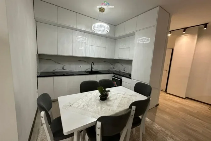 Tirane, jepet me qera apartament 2+1+Ballkon Kati 2, 110 m² 850 € (ne rrugen Hamdi Sina)