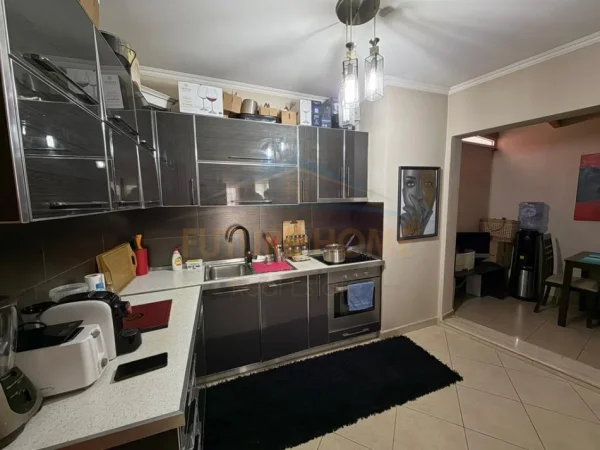 Tirane, shitet apartament 1+1 Kati 4, 88 m² 123.200 € (Restorant Fresku, prane Rossmann Lala.)