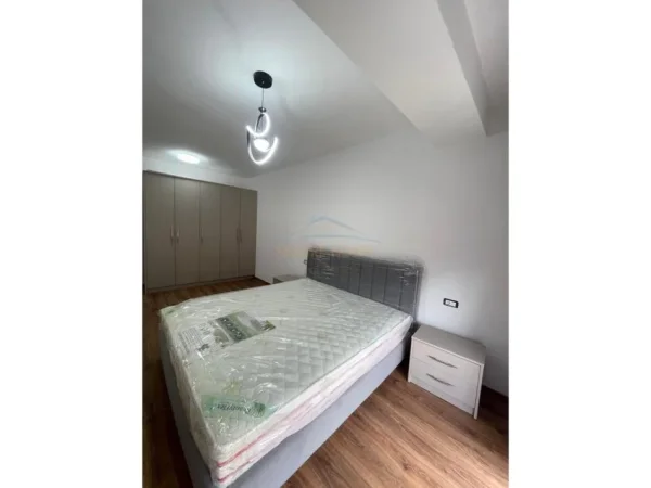 Tirane, jepet me qera apartament 1+1 Kati 2, 91 m² 700 € (kodra diellit)