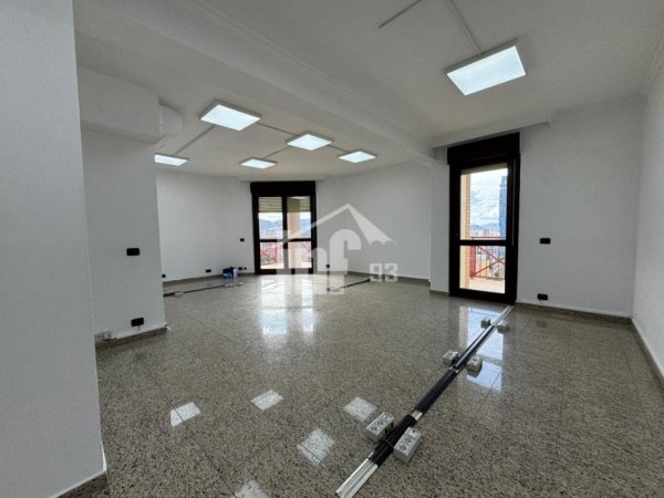 Tirane, jepet me qera zyre Kati 10, 150 m² 2.100 € (RRUGA “ABDI TOPTANI”, PRANË SHESHIT "SKËNDERBEJ")