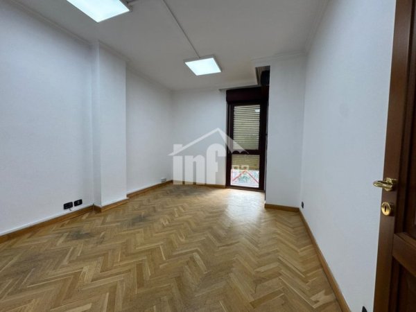 Tirane, jepet me qera zyre Kati 10, 150 m² 2.100 € (RRUGA “ABDI TOPTANI”, PRANË SHESHIT "SKËNDERBEJ")