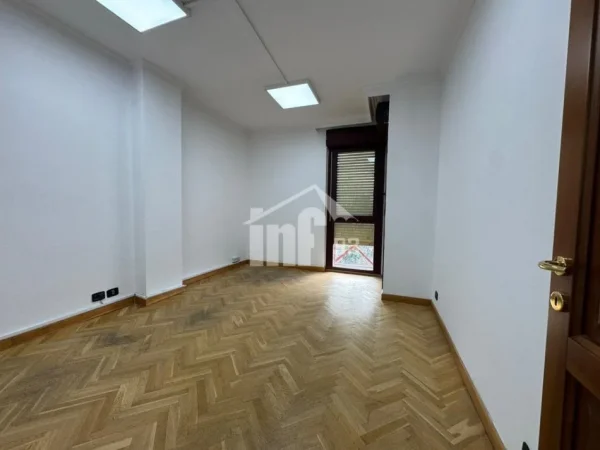 Tirane, jepet me qera zyre Kati 10, 150 m² 2.100 € (RRUGA “ABDI TOPTANI”, PRANË SHESHIT "SKËNDERBEJ")