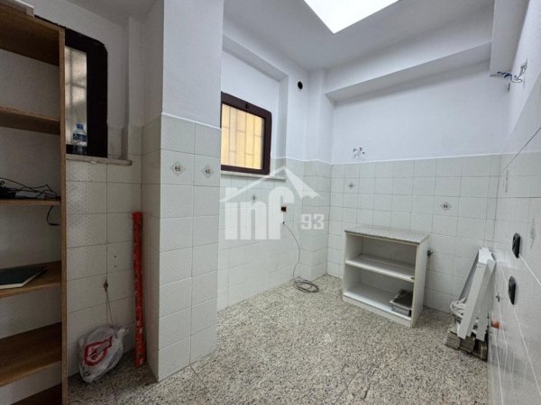 Tirane, jepet me qera zyre Kati 10, 150 m² 2.100 € (RRUGA “ABDI TOPTANI”, PRANË SHESHIT "SKËNDERBEJ")