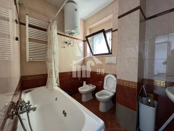 Tirane, jepet me qera zyre Kati 10, 150 m² 2.100 € (RRUGA “ABDI TOPTANI”, PRANË SHESHIT "SKËNDERBEJ")