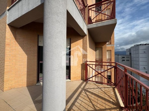 Tirane, jepet me qera zyre Kati 10, 150 m² 2.100 € (RRUGA “ABDI TOPTANI”, PRANË SHESHIT "SKËNDERBEJ")