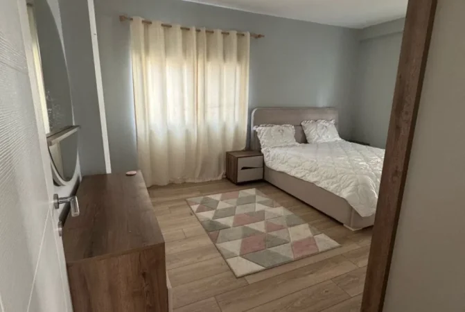 Tirane, jepet me qera apartament 2+1+Ballkon Kati 4, 100 m² 500 € (prane Bar Deus)