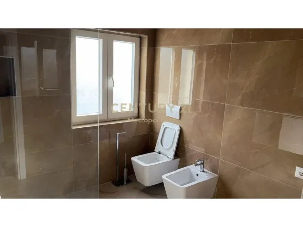 Tirane, jepet me qera Vile 2+1 Kati 3, 100 m² 800 € (Xhamia Farke e Madhe)