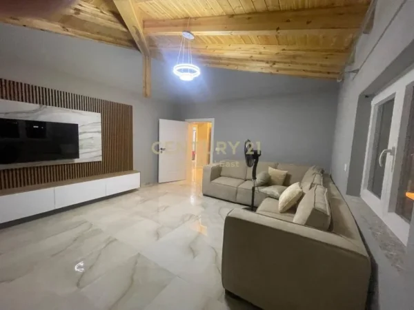 Tirane, jepet me qera Vile 2+1 Kati 3, 100 m² 800 € (Xhamia Farke e Madhe)