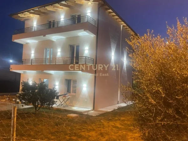 Tirane, jepet me qera Vile 2+1 Kati 3, 100 m² 800 € (Xhamia Farke e Madhe)