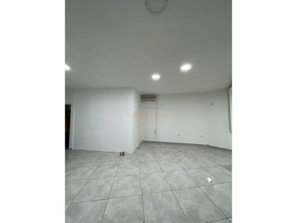 Tirane, jepet me qera ambjent biznesi Kati 0, 54 m² 600 € (RRUGA E DURRSIT)