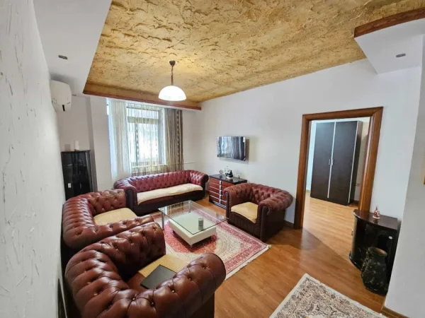 Tirane, jepet me qera apartament 1+1 Kati 2, 95 m² 570 € (Rruga Bill Klinton)