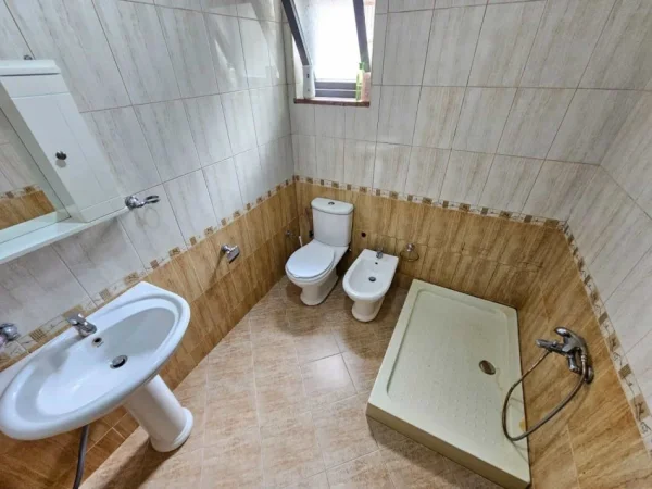 Tirane, jepet me qera apartament 1+1 Kati 2, 95 m² 570 € (Rruga Bill Klinton)