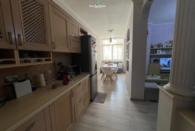 Tirane, jepet me qera apartament 2+1+Ballkon Kati 8, 85 m² 570 € (prane shkolles Qazim Turdiu)