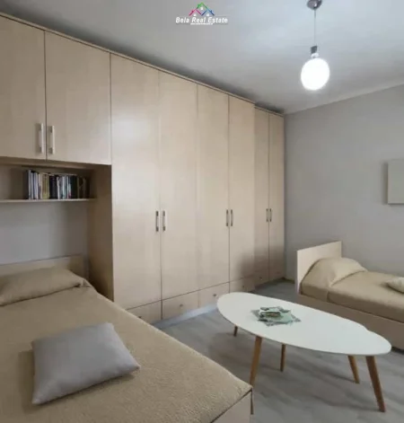 Tirane, jepet me qera apartament 2+1+Ballkon Kati 8, 85 m² 570 € (prane shkolles Qazim Turdiu)