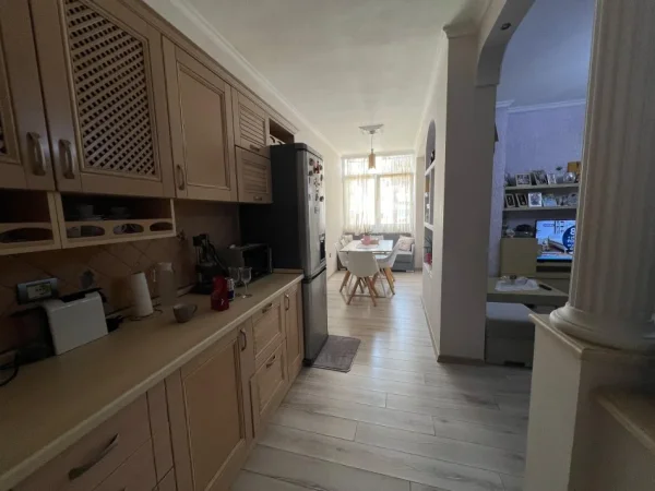 Tirane, jepet me qera apartament 2+1 Kati 8, 85 m² 570 € (Rruga Androkli Kostallari)
