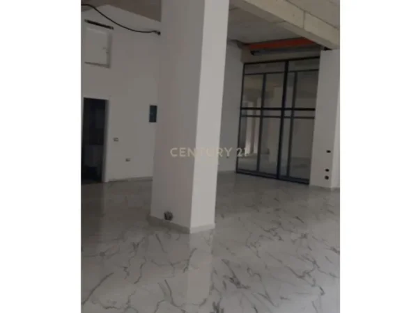 Tirane, jepet me qera dyqan Kati 0, 136 m² 1.500 € (Report tv)