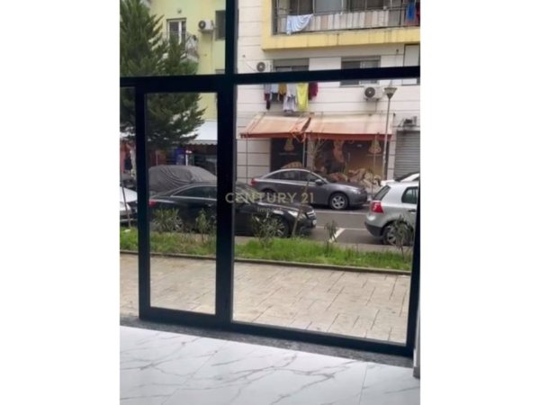 Tirane, jepet me qera dyqan Kati 0, 136 m² 1.500 € (Report tv)