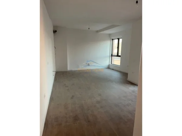 APARTAMENT 2+1 PER SHITJE , MYSLYM SHYRI