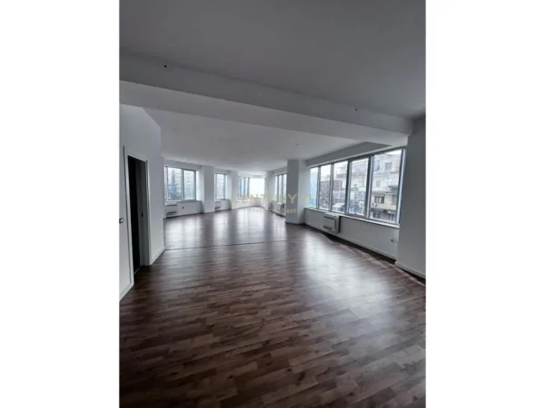Tirane, jepet me qera ambjent biznesi Kati 1, 250 m² 3.500 € (Stadiumi Dinamo EAST133083)