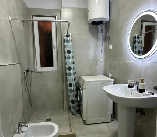 Tirane, jepet me qera apartament 1+1+Ballkon Kati 3, 70 m² 625 € (prane Zgares 5 Maji)
