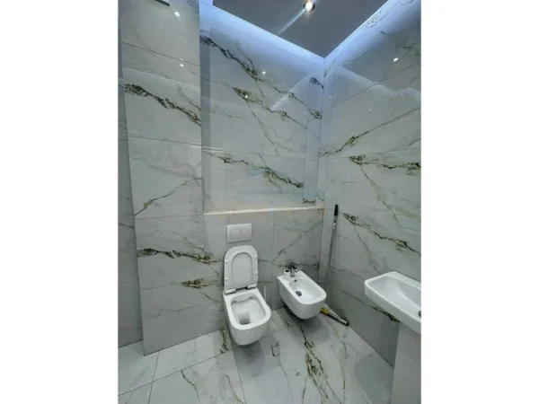 Tirane, jepet me qera ambjent biznesi Kati 1, 72 m² 800 € (Astir)