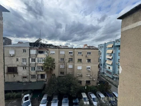 Tirane, jepet me qera apartament 3+1 Kati 5, 158 m² 1.000 € (Garda)