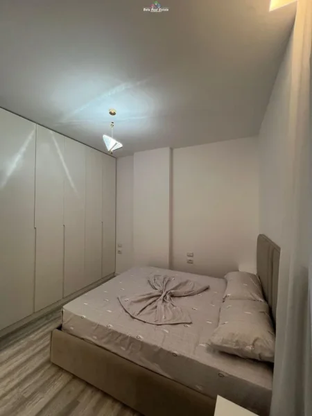 Tirane, jepet me qera apartament 2+1+Ballkon Kati 5, 100 m² 800 € (tek Emerald Center)