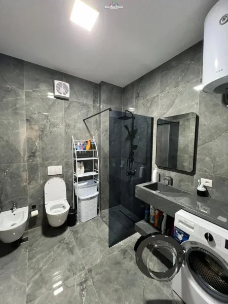 Tirane, jepet me qera apartament 2+1+Ballkon Kati 5, 100 m² 800 € (tek Emerald Center)