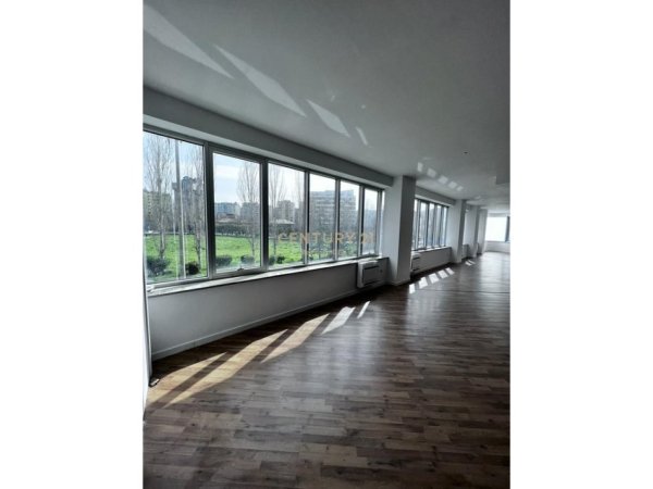 Shqiperi, jepet me qera ambjent biznesi Kati 1, 250 m² 3.500 € (Dinamo)