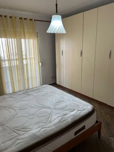 Durres, jepet me qera apartament 2+1+Ballkon Kati 5, 90 m² 400 € (qender)