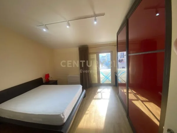 Tirane, jepet me qera apartament 2+1 Kati 3, 110 m² 600 € (21 Dhjetori everest133138)