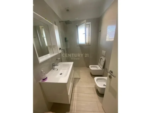 Tirane, jepet me qera apartament 2+1 Kati 3, 110 m² 600 € (21 Dhjetori everest133138)