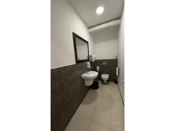 Tirane, jepet me qera ambjent biznesi Kati 6, 187 m² 2.500 € (Delijorgji)