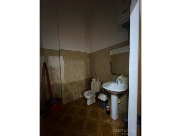 Tirane, jepet me qera ambjent biznesi Kati 2, 102 m² 1.000 € (VILa gold)