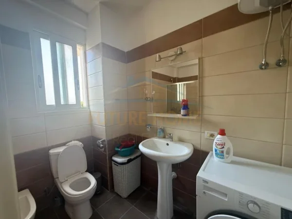 Tirane, jepet me qera apartament 2+1 Kati 5, 93 m² 400 € (auto kalaja)
