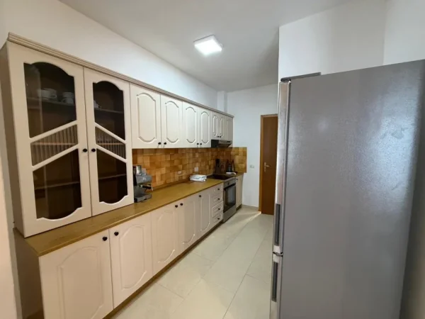 Durres, jepet me qera apartament 3+1+Ballkon Kati 7, 110 m² 1.000 € (vollga)