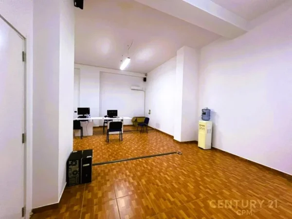 Tirane, jepet me qera ambjent biznesi Kati 2, 102 m² 1.000 € (vila Gold)