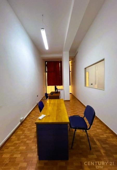 Tirane, jepet me qera ambjent biznesi Kati 2, 102 m² 1.000 € (vila Gold)