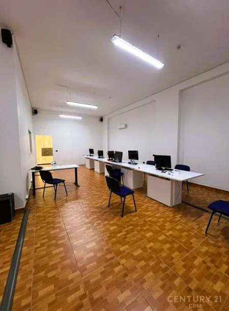 Tirane, jepet me qera ambjent biznesi Kati 2, 102 m² 1.000 € (vila Gold)