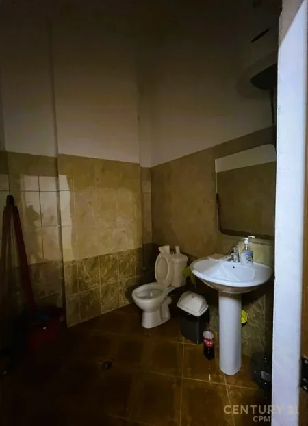 Tirane, jepet me qera ambjent biznesi Kati 2, 102 m² 1.000 € (vila Gold)