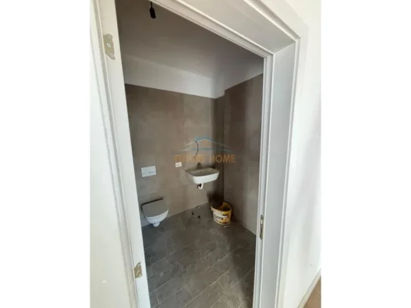 Tirane, jepet me qera ambjent biznesi Kati 2, 99 m² 750 € (5 MAJI)