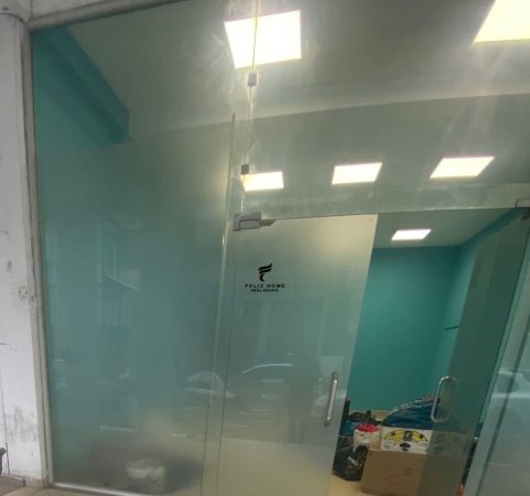 Tirane, jepet me qera dyqan Kati 0, 64 m² 700 € (PALLATI ME SHIGJETA)